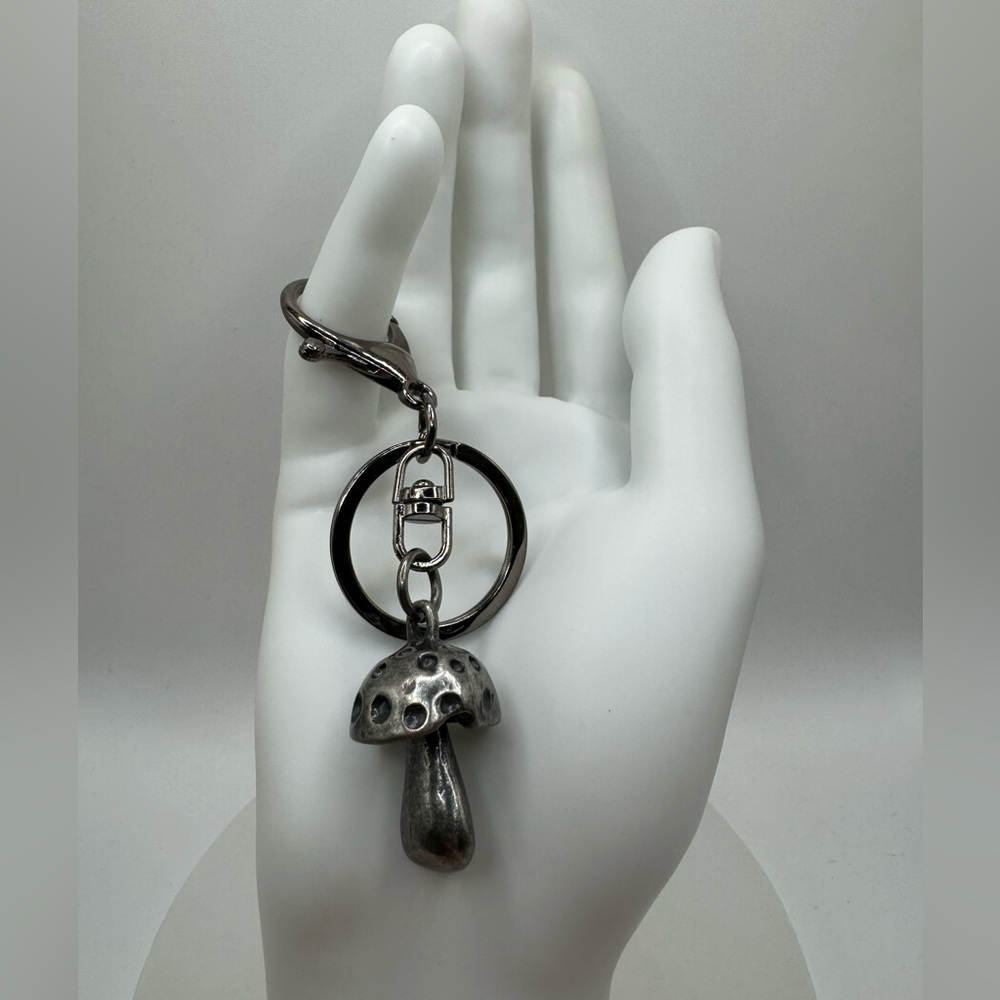 2/$20 Detailed Mushroom Keychain Vintage Style - Picture 8 of 9